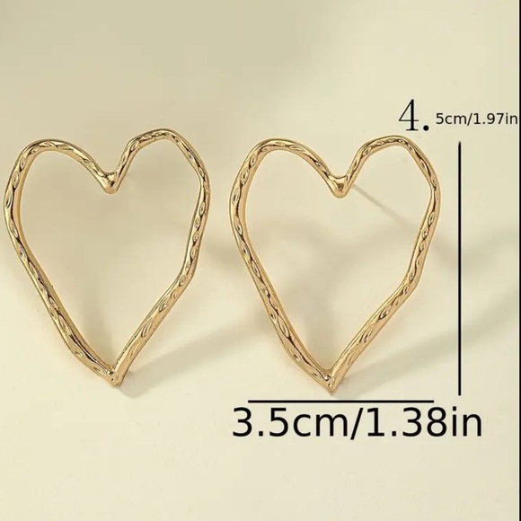 NEW| Women’s Large Hollow Heart Shaped Stud Earrings - Picture 6 of 6